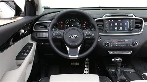 Kia Sorento Interior Layout & Technology | Top Gear