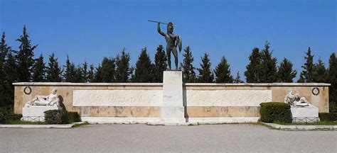 PEPLUM TV: Statues commemorating King Leonidas