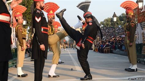 India and Pakistan hold Wagah border ritual despite attack - BBC News