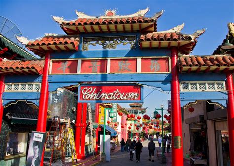 Residentes temen proyecto de aburguesamiento en Chinatown - La Opinión