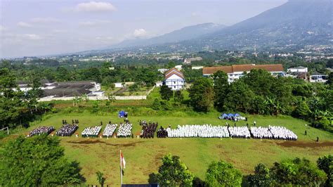 Upacara Pengibaran Bendera Merah Putih Pesantren Terpadu Al Kahfi