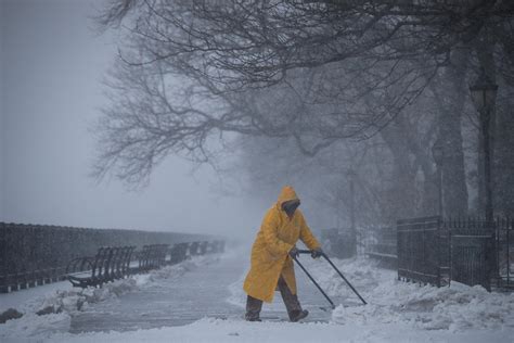 New York snow: Stunning photos after blizzard brings 1ft of snowfall ...