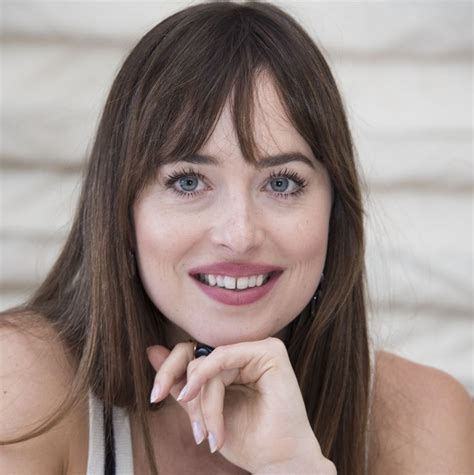 Dakota Johnson closed the gap in between her teeth and Twitter is seriously freaking out ...