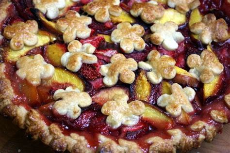 Strawberry Nectarine Pie | http://www.thekitchenpaper.com/strawberry-nectarine-pie/ | Nectarine ...