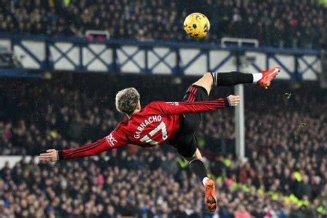 Garnacho Cetak Gol Salto Sensasional, MU Kalahkan Everton 3-0