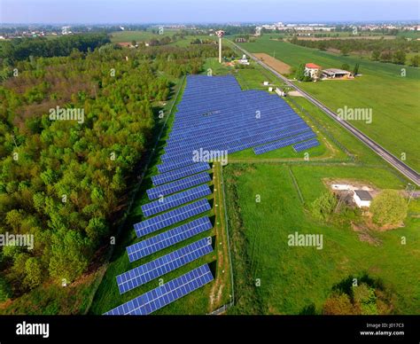 Solar panel field hi-res stock photography and images - Alamy