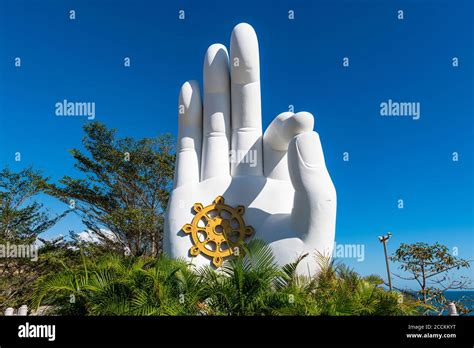 Hand giant sculpture hi-res stock photography and images - Alamy