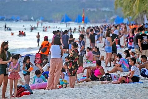 Boracay's daily tourists top 7K as COVID-19 curbs ease, PNP says | GMA News Online