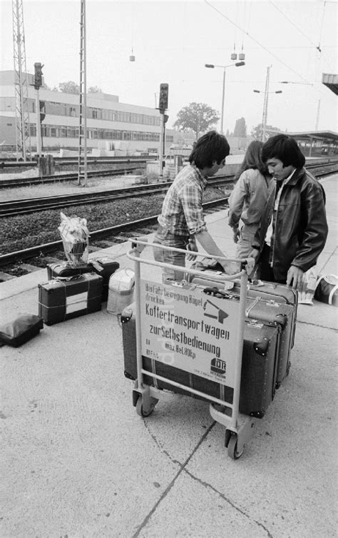 DDR-Fotoarchiv: Schönefeld - Vietnamesische Gastarbeiter auf dem Bahnhof Flughafen Berlin ...