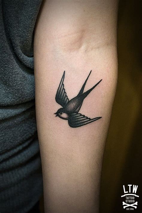 Tatuaje gaviota | Trendy tattoos, Feather tattoos, Hand tattoos