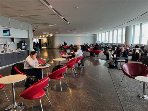 Review: Air Canada Maple Leaf Lounge Toronto Transborder (YYZ) - One ...