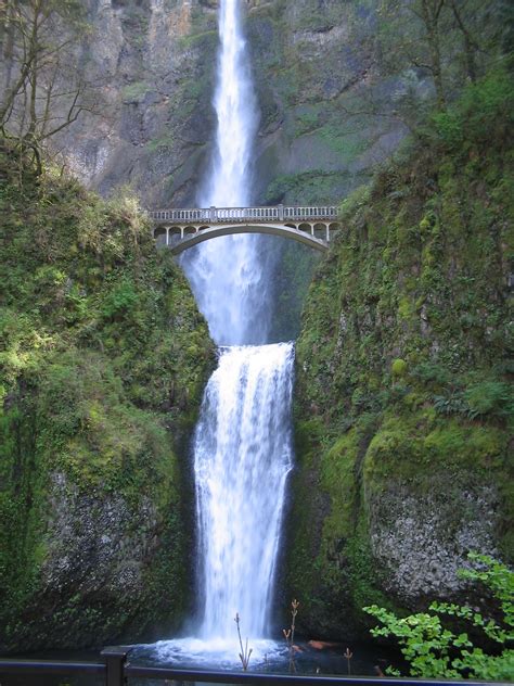 Media Circus: Multnomah Falls (Oregon USA)