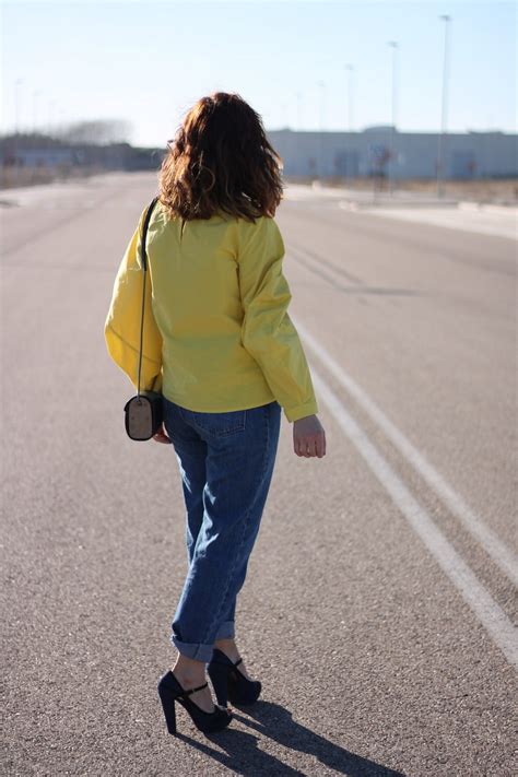 THE DREAM IS PARIS: Yellow shirt and mom fit jeans