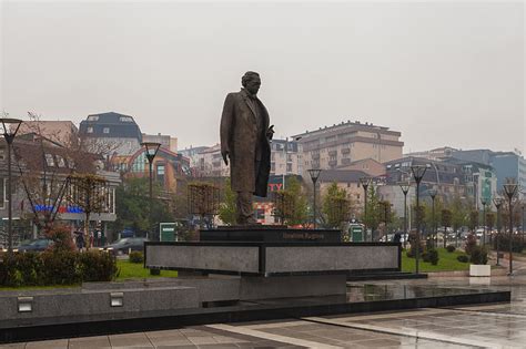 Where is Statue Ibrahim Rugova - Pristina - TracesOfWar.com