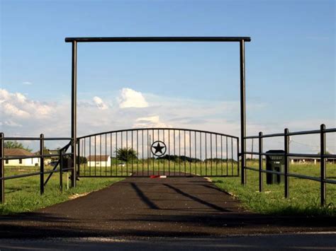 iron ranch gates - Google Search | Farm entrance, Farm gate, Ranch gates