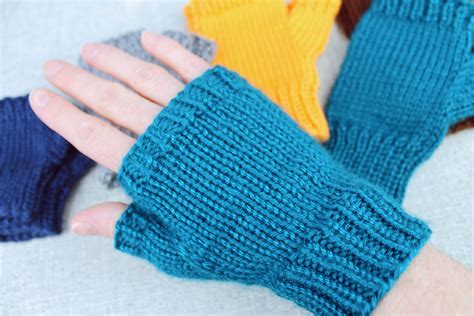 Simple Fingerless Glove Knitting Pattern - PurlsAndPixels