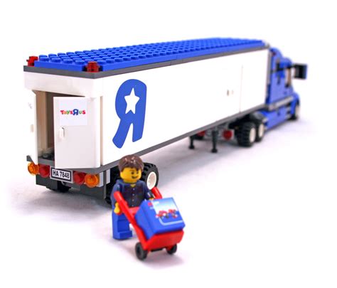 Toys R Us City Truck - LEGO set #7848-1 (Building Sets > City)