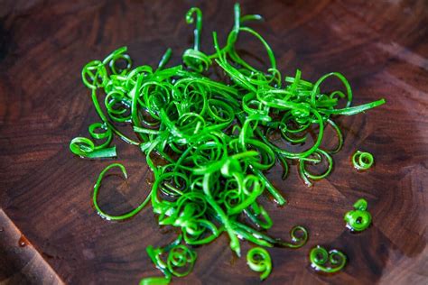 How to Make Curly Green Onion Garnish • Steamy Kitchen Recipes Giveaways