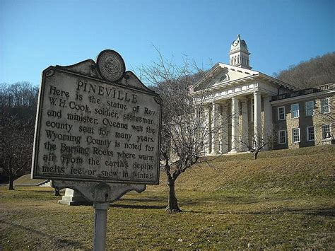 File:Courthouse at Pineville, West Virginia (WV).JPG - West Virginia ...