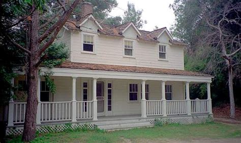 The house used in The Waltons Warner Bros. Movie Set | Walton house, Famous houses, Hollywood homes