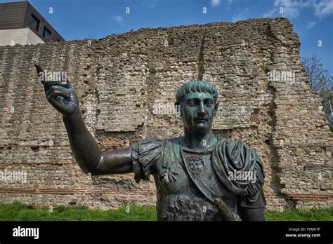 the roman wall in london Stock Photo - Alamy