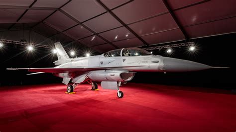 Team celebrates Bahrain's first F-16 Block 70 aircraft > Edwards Air ...