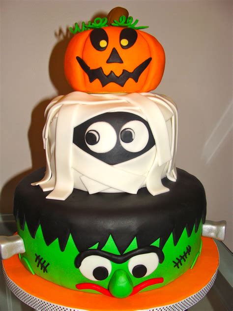 A Halloween themed Birthday cake! | Halloween cake decorating, Scary halloween cakes, Halloween ...