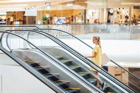 «Caucasian Woman On An Escalator In The Shopping Mall» del colaborador ...