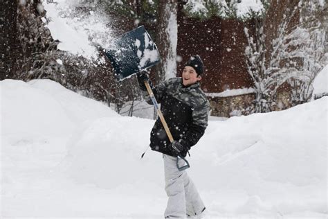 Proper Snow Shoveling Techniques – Dr. Raymond Semente