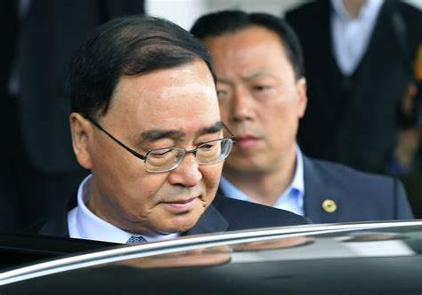 South Korea prime minister quits over sunken ferry