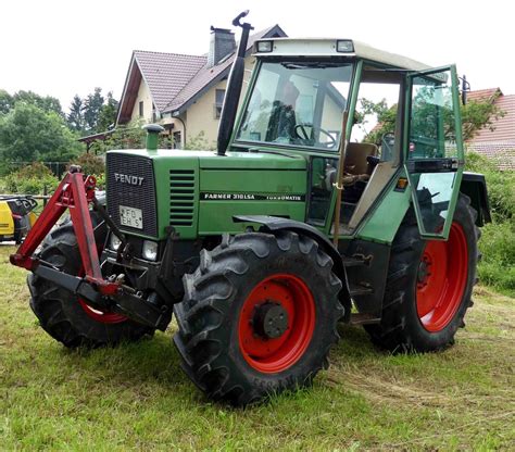 Fendt Farmer 310 LSA, gesehen bei der Kreistierschau des Landkreises Fulda im Juni 2016 ...