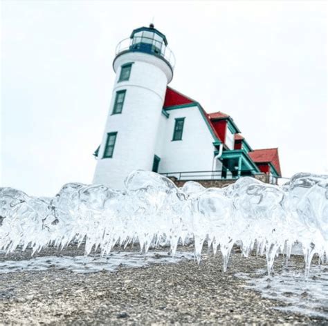 25+ Breath-Taking Photos of Frozen Michigan Lighthouses in Winter