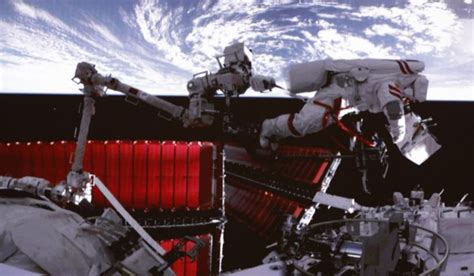 Shenzhou-15 taikonauts complete their first spacewalk_我苏网