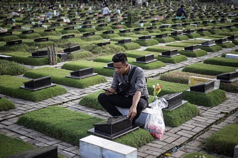 Tradisi Ziarah Makam Menjelang Ramadan - Metro - koran.tempo.co