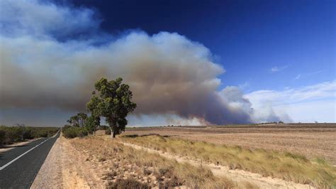 Perth bushfires 2021: Residents flee out-of-control fire burning in Gingin and Dandaragan areas ...