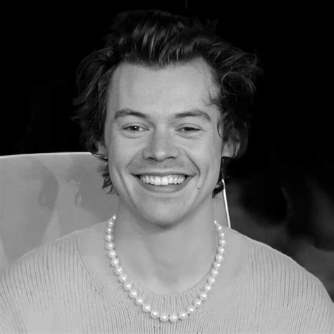 his pearl necklace🥺🥺🥺 Harry Styles Pearl Necklace, Harry Styles Pearls, Harry Styles Photos ...