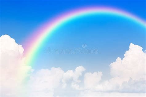 Cielo Azul Y Nube Blanca Y Arco Iris Imagen de archivo - Imagen de escena, belleza: 209397849