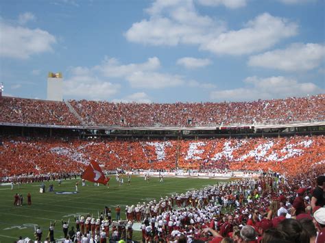 Red River Rivalry: Texas vs Oklahoma – Pigskin Pursuit