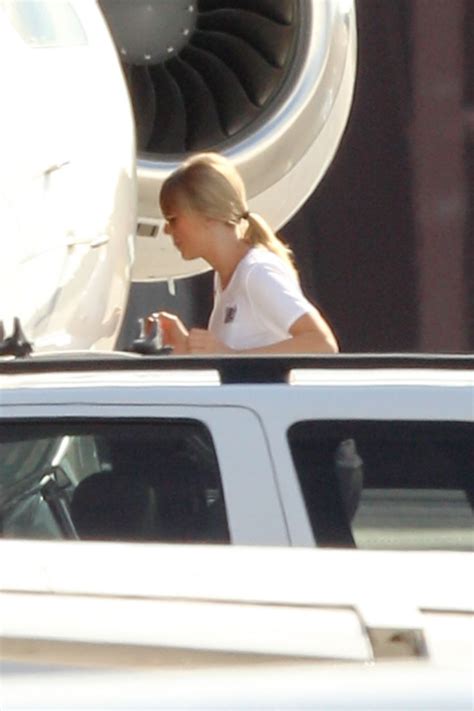 Taylor Swift - Boarding Her Private Jet in Rhode Island 09/15/2019 ...