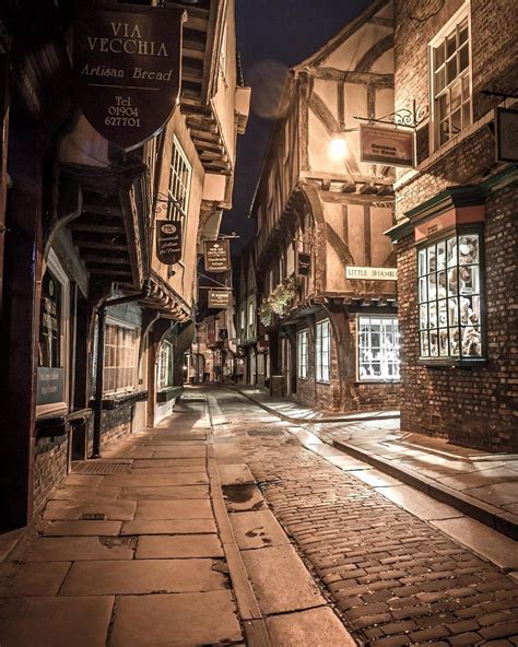 Simone Bach 🇬🇧🏴󠁧󠁢󠁥󠁮󠁧󠁿 on Instagram: "The Shambles in York 🎄 🎄 🎄Love,love,love this photo by ...