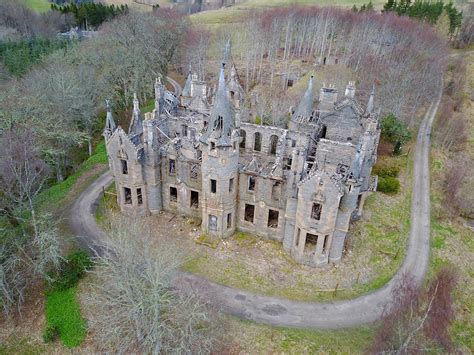 An abandoned Scottish castle [OC] [1400x1050] : r/AbandonedPorn