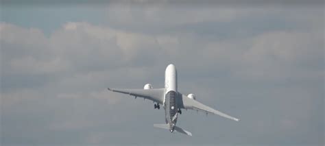 Airbus A350 Takes Flight at Farnborough With Near Vertical Takeoff