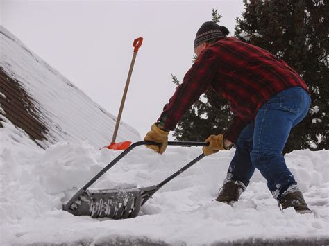 Kilpelän Luomutila ja Sen Ympäristö: Shovelling Snow off the Roof