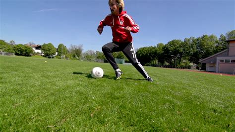 Nifty moves & clever tricks for young soccer players - SOCCERCOACHCLINICS