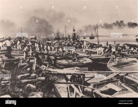 Japan Earthquake 1923: Bluejackets landing food stuffs at Shibaura ...