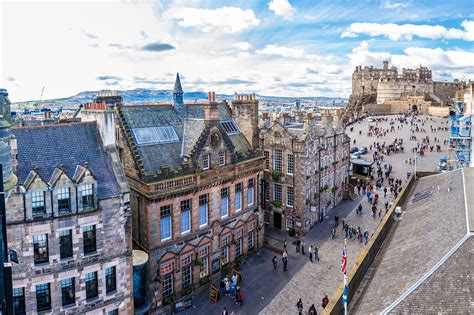 The Royal Mile in Edinburgh - The Busiest Street in Edinburgh's Old Town – Go Guides