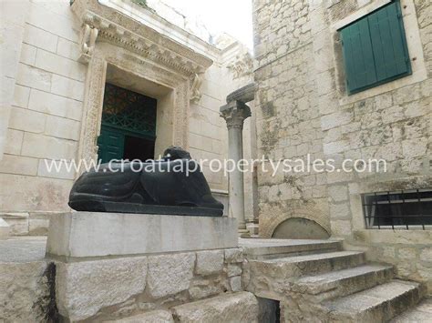 Split old stone house for sale 2730