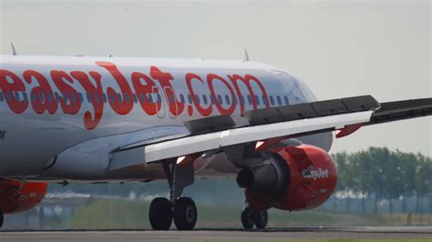 EasyJet Airbus A320 landing 7658338 Stock Video at Vecteezy