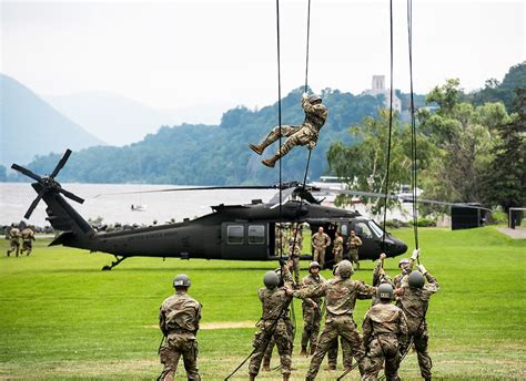 DVIDS - Images - Sabalauski Air Assault School provides training to cadets, faculty [Image 2 of 2]