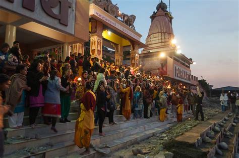 Ganga Aarti Ceremony in Parmarth Niketan Ashram at Sunset Editorial Photo - Image of mystical ...